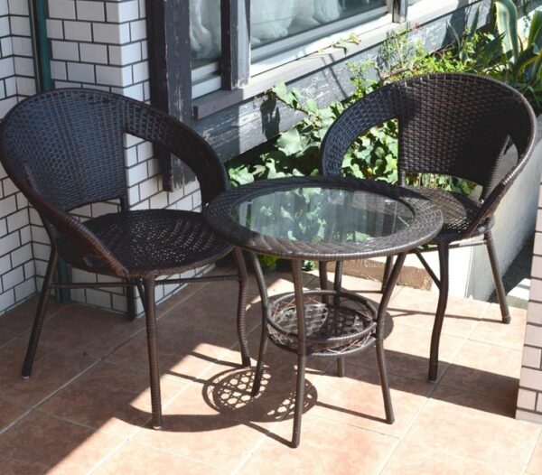 Ратанов Комплект с Маса и Два Стола в Тъмно Кафяво – Стил и Комфорт за Вашата Градина!